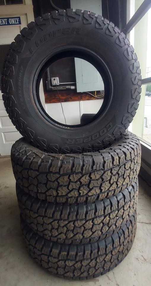 4COOPER DISC.STRONGHOLD AT 235/80/17 Tires